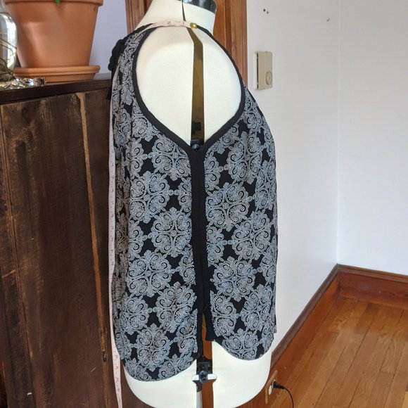 GAP keyhole tie black & white medallion top EUC - Picture 4 of 8